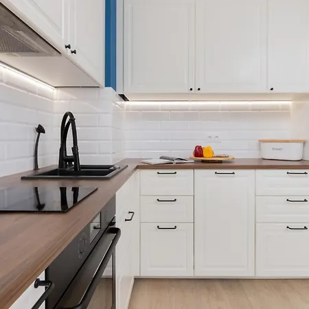 Redlowo & 2 Bedrooms & Parking By Renters Apartment *