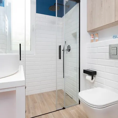 Redlowo & 2 Bedrooms & Parking By Renters Apartment *