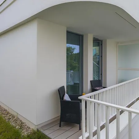 Redlowo & 2 Bedrooms & Parking By Renters Apartment